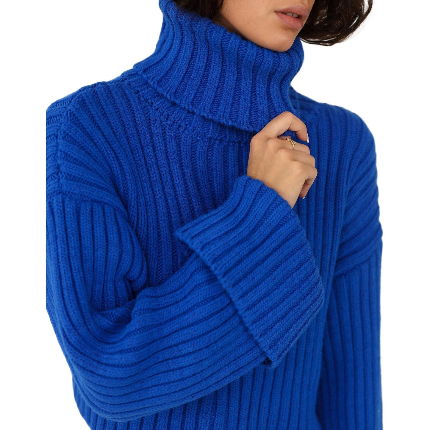 Frau in blauem Rollkragenpullover aus Strick, modisch, warm, Winterkleidung, Nahaufnahme.