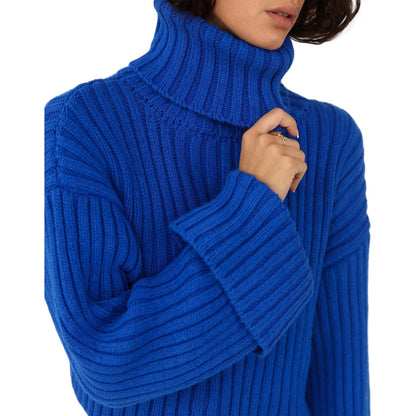 Frau in blauem Rollkragenpullover aus Strick, modisch, warm, Winterkleidung, Nahaufnahme.
