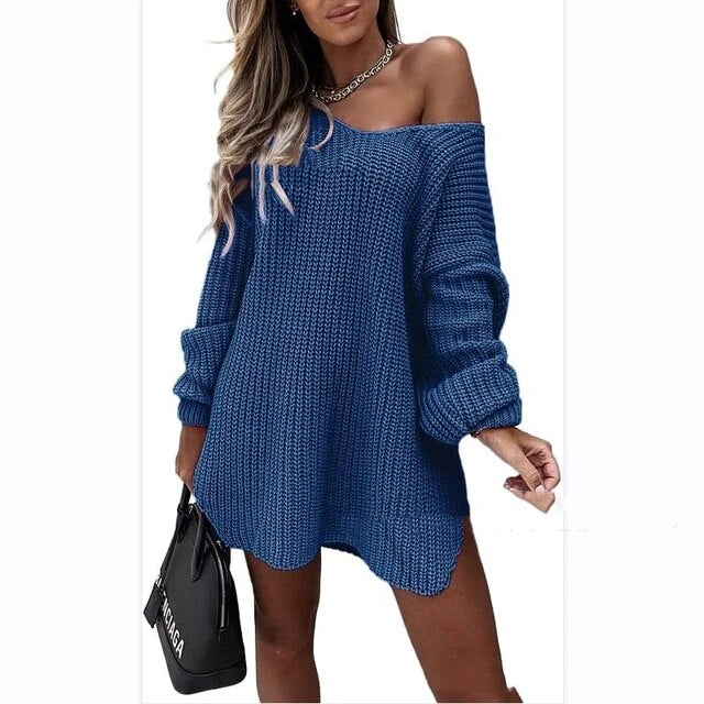 Frau in blauem Strickpullover, schulterfrei, mit schwarzer Handtasche, modisch, lässig.