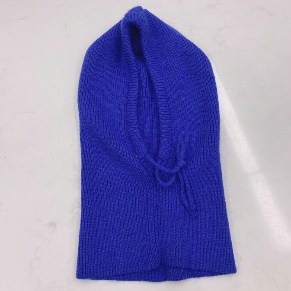Blaue Strickmütze aus Wolle, warm und modisch, ideal für Winterkleidung und Outdoor-Aktivitäten.
