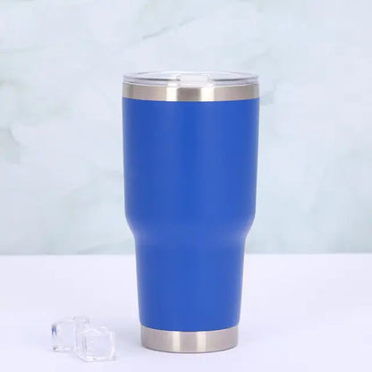 Blauer Edelstahl-Thermobecher mit Deckel, isoliert, ideal für heiße und kalte Getränke.
