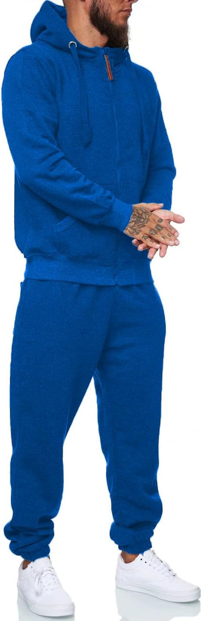 Mann in blauem Kapuzenpullover und Jogginghose, weiße Sneaker, Freizeitmode, Sportbekleidung.