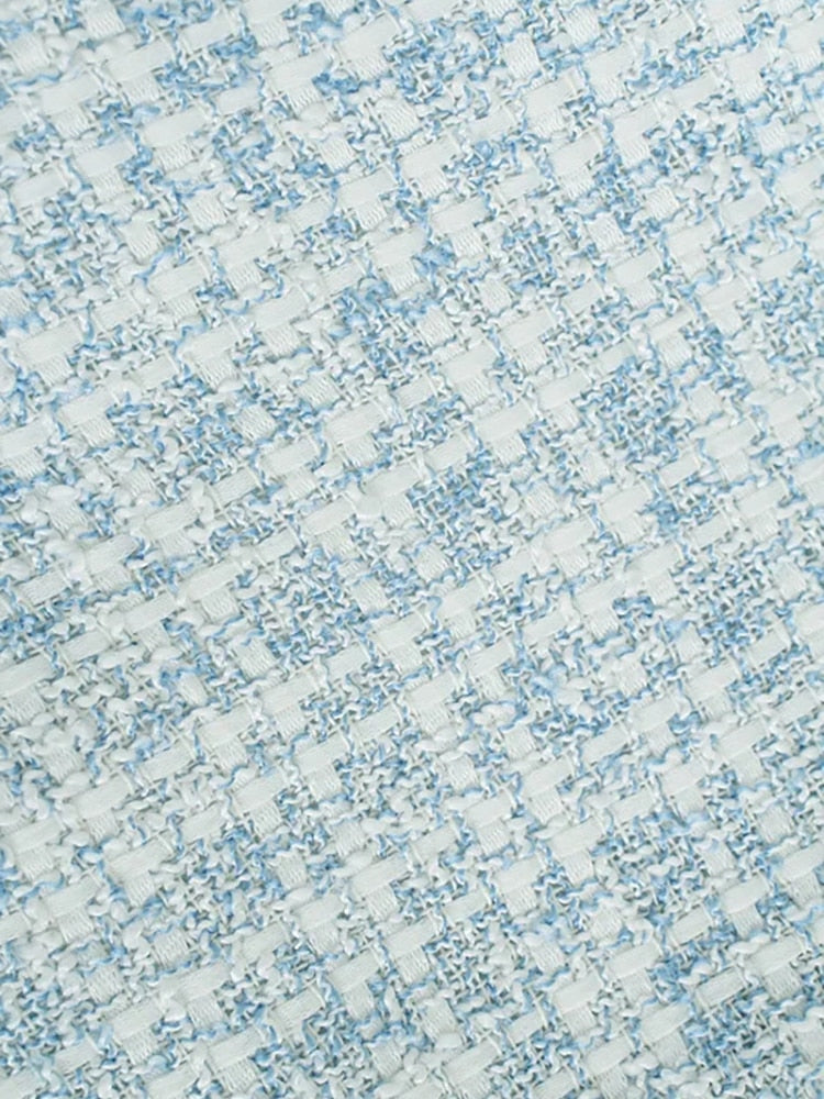 Hellblauer Tweedstoff, kariertes Muster, Textilmaterial, Mode, Bekleidungsdesign.