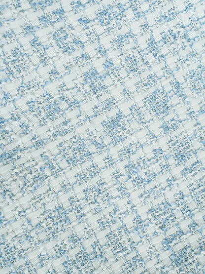Hellblauer Tweedstoff, kariertes Muster, Textilmaterial, Mode, Bekleidungsdesign.