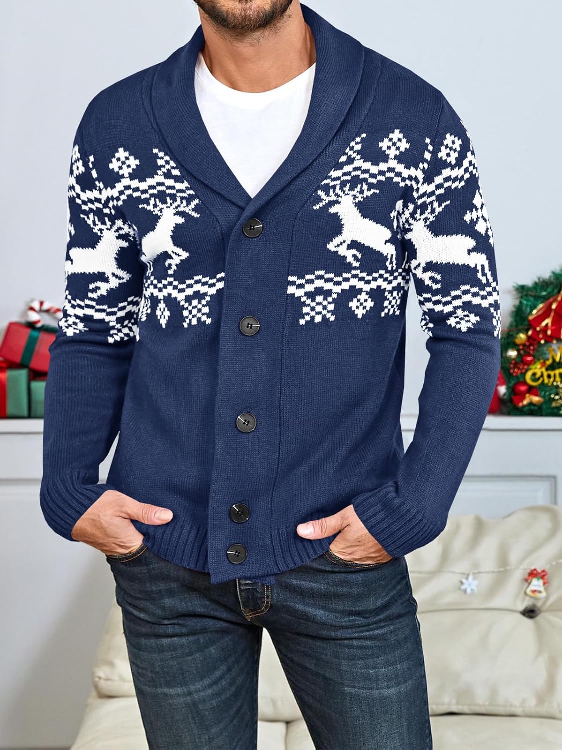 Blauer Herren-Cardigan mit Rentiermuster, Strickjacke, Wintermode, festlich, gemütlich.
