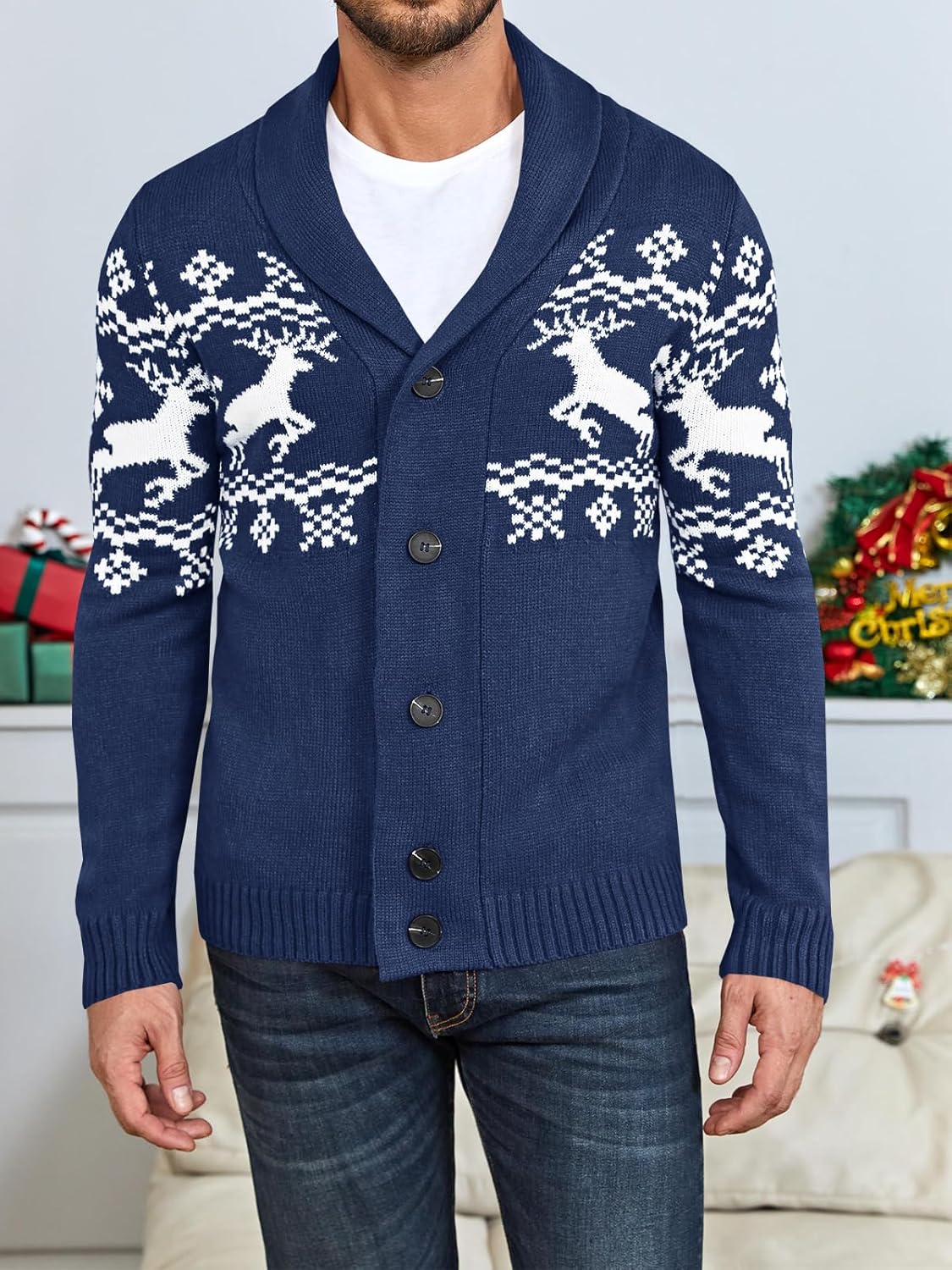 Blauer Herren-Cardigan mit Rentiermuster, Strickjacke, Wintermode, Knopfleiste.