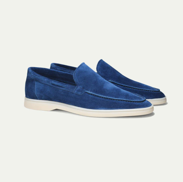 Blaue Herren-Lederloafer, Wildleder, weiße Sohle, eleganter Freizeitschuh, modisch.