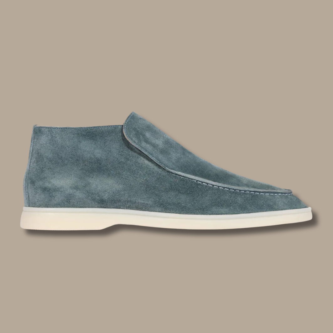 Blauer Wildleder-Herrenschuh, knöchelhoch, mit weißer Sohle, modisch und elegant.
