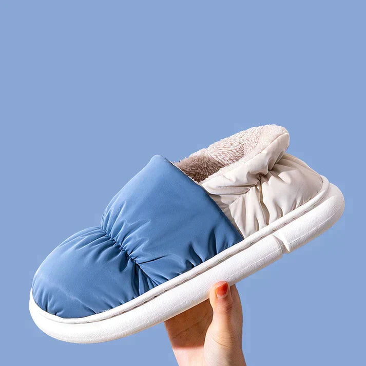 Blaue Hausschuhe mit weißem Rand, Plüschfutter, rutschfeste Sohle, gemütlich, warm.