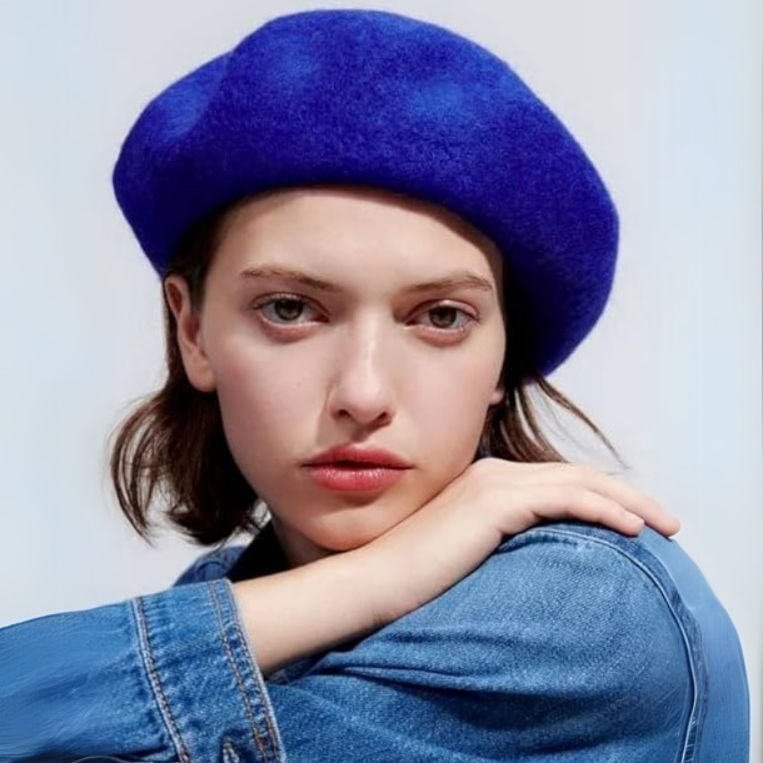 Frau mit blauem Woll-Baskenmütze, Jeansjacke, Modeaccessoire, stilvoll, modern, Porträt.