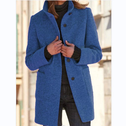 Frau in blauem Wollmantel, Herbstmode, eleganter Damenmantel, Outdoor-Bekleidung.