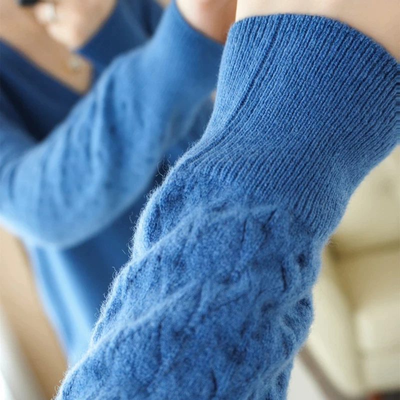 Blauer V-Ausschnitt Wollpullover Damen, Zopfmuster, Herbst Winter Mode, weiches Material.