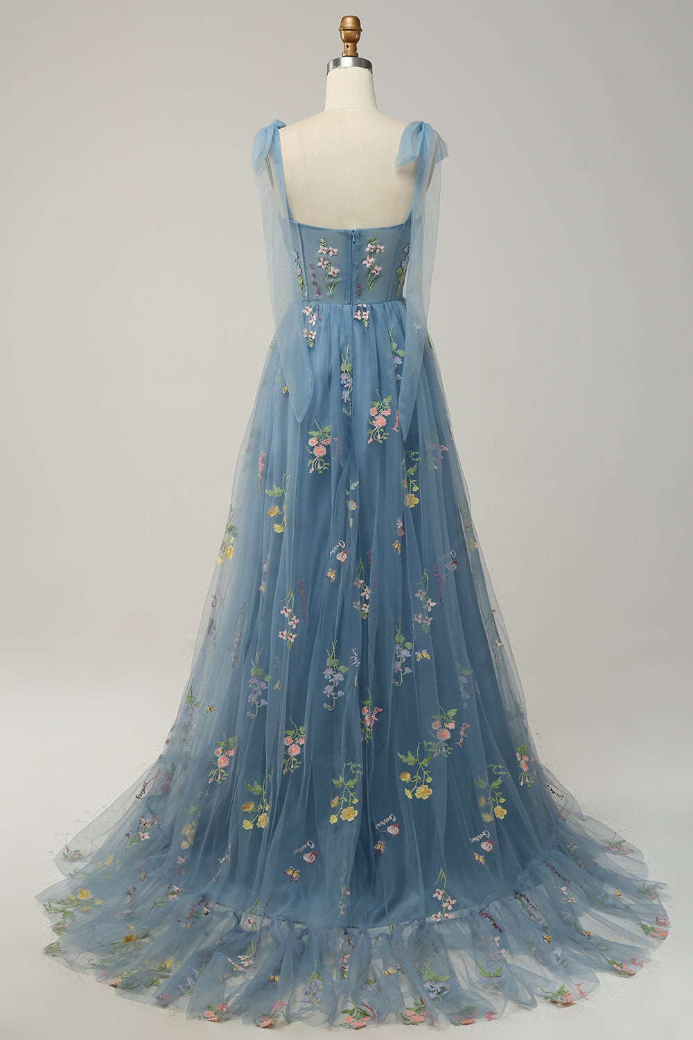 Blaues Abendkleid mit Blumenstickerei, Tüll, ärmellos, bodenlang, elegantes Design.