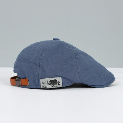 Blaue Schiebermütze aus Baumwolle mit Lederband, Herrenmode, stilvoll, klassisch, Accessoire.