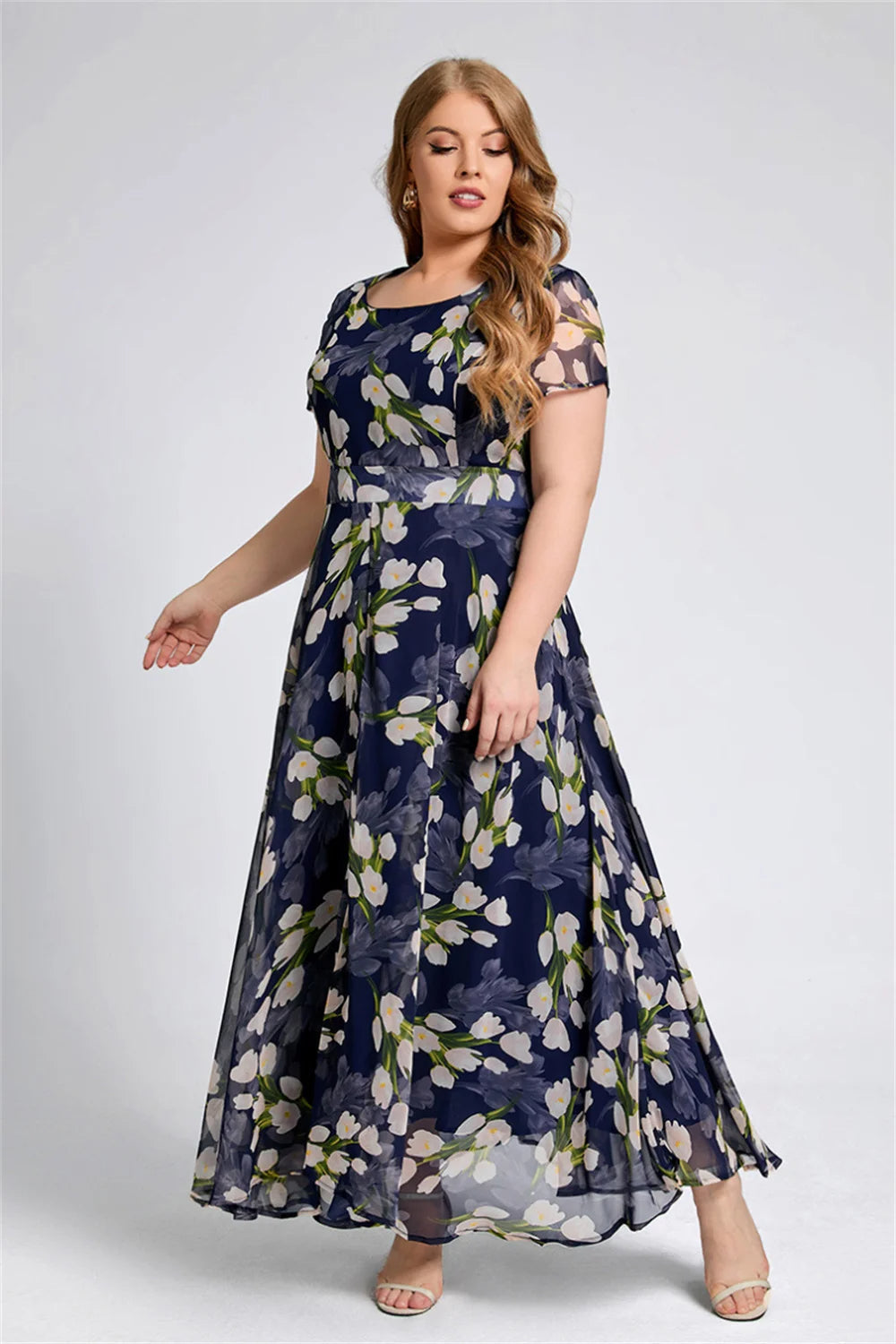 Frau in langem, geblümtem Kleid, blau, elegant, Abendmode, Sommerkleid, Modefotografie.