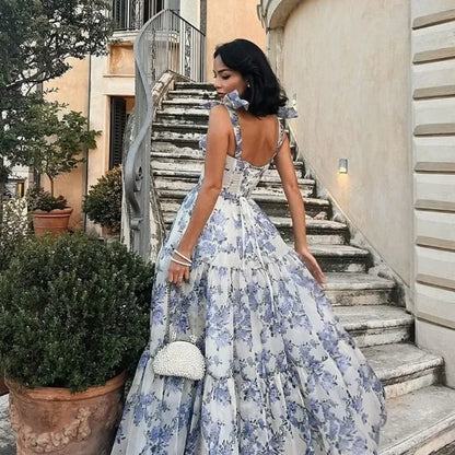 Elegantes Damen-Abendkleid mit Blumenmuster, blau-weiß, bodenlang, für Herbst/Winter 2024.