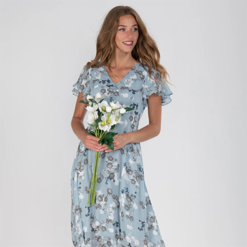 Frau im blauen Blumenkleid mit Blumenstrauß, Sommermode, Damenkleidung, elegant, lächelnd