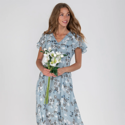 Frau im blauen Blumenkleid mit Blumenstrauß, Sommermode, Damenkleidung, elegant, lächelnd