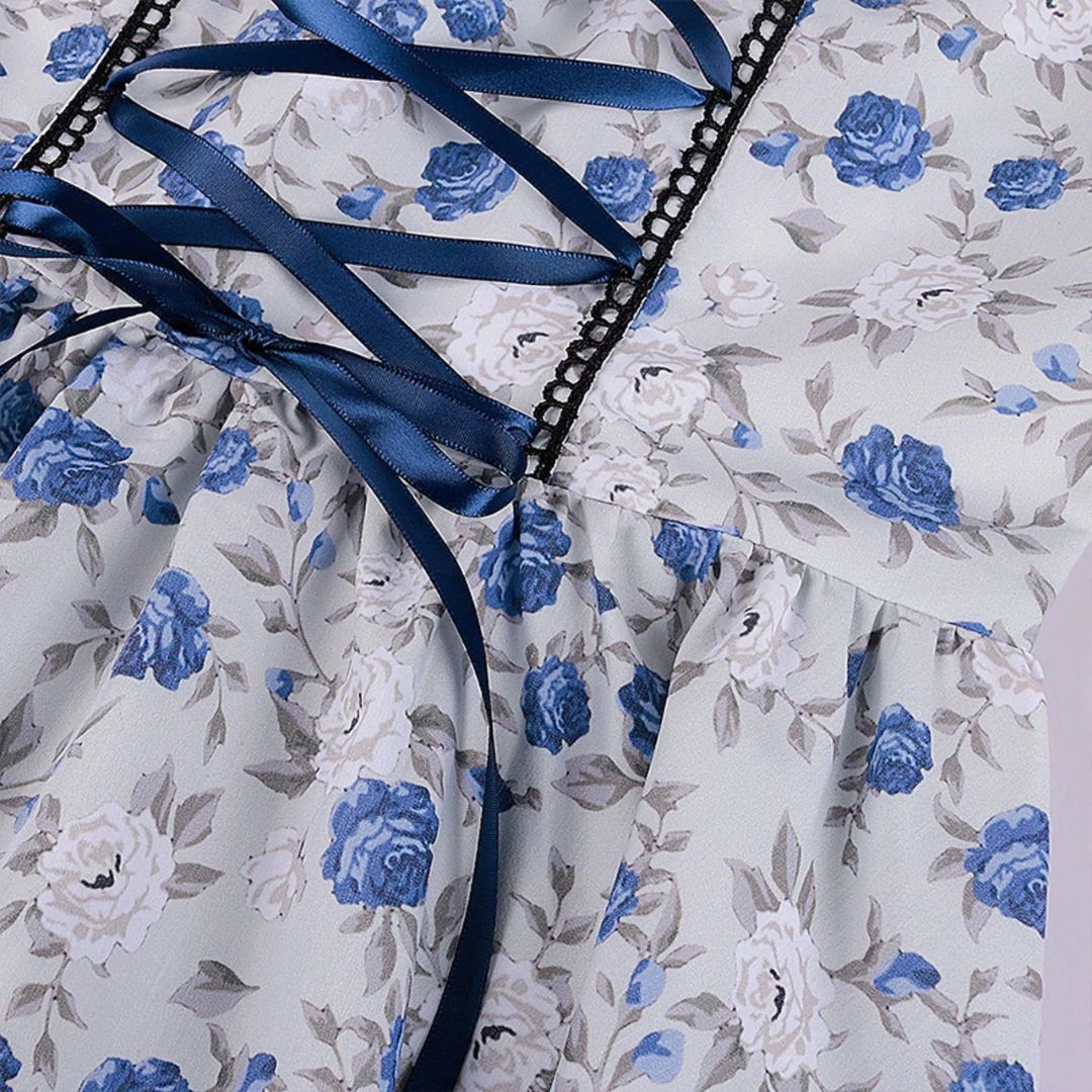 Blau-weißes Blumenkleid mit Satinband, Spitzenbesatz, florales Muster, Damenmode.