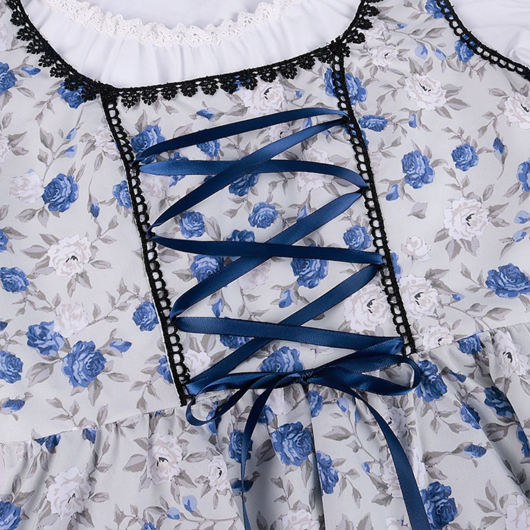Blau-weißes Blumenkleid mit Schnürung, Spitzenbesatz, elegantes Design, Damenmode.