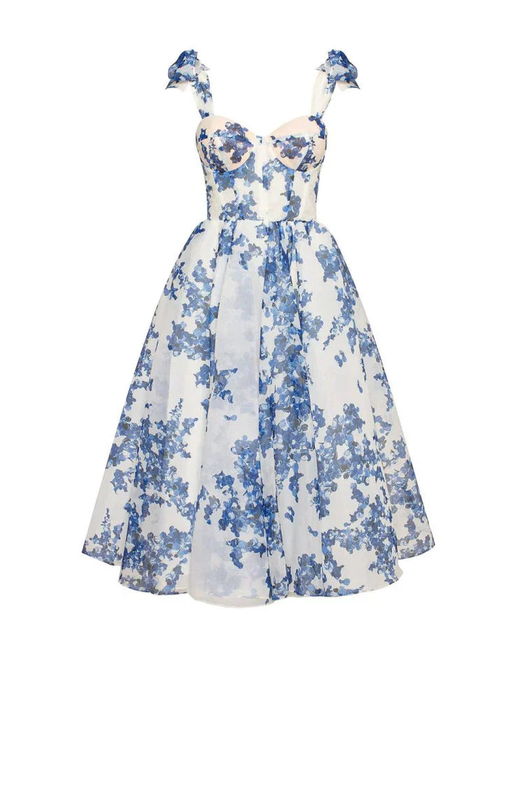 Blaues Blumenkleid, ärmellos, knielang, aus Chiffon, elegantes Design für Sommermode.