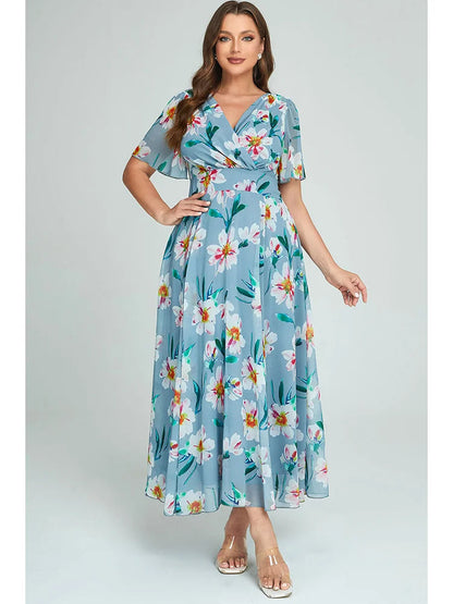Frau in blauem, geblümtem Maxikleid, V-Ausschnitt, Sommermode, elegant, Freizeitkleidung.