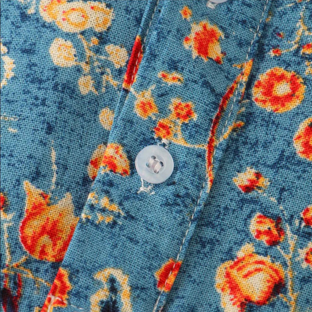 Blaues Hemd mit Blumenmuster, Nahaufnahme, Knopfdetail, Baumwolle, modisch, hochwertig.