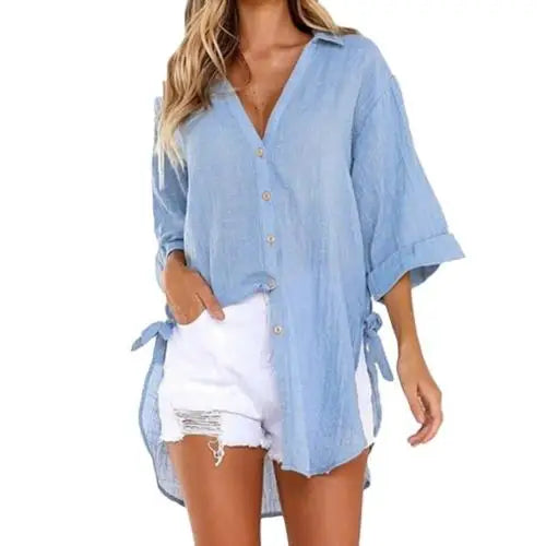 Frau in hellblauer Bluse und weißen Shorts, Sommermode, Freizeitkleidung, Damenbekleidung.