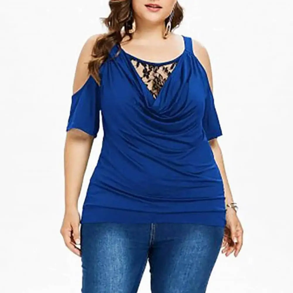 Frau in blauer Cold-Shoulder-Bluse mit Spitzenbesatz, Plus-Size-Mode, lässig, elegant.