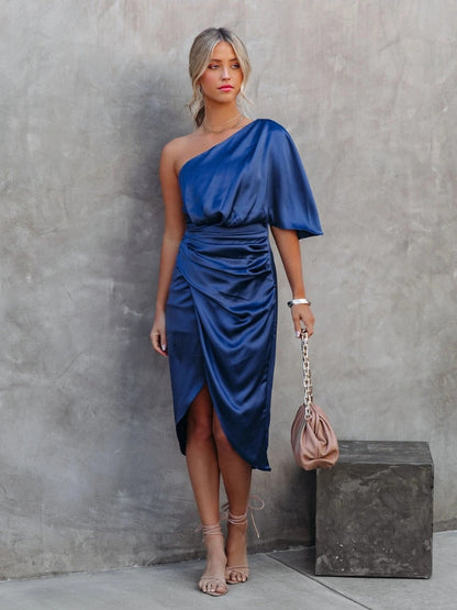 Blaue Satin-Ein-Schulter-Kleid, Damenmode, elegantes Design, Abendkleid, Sommeroutfit.