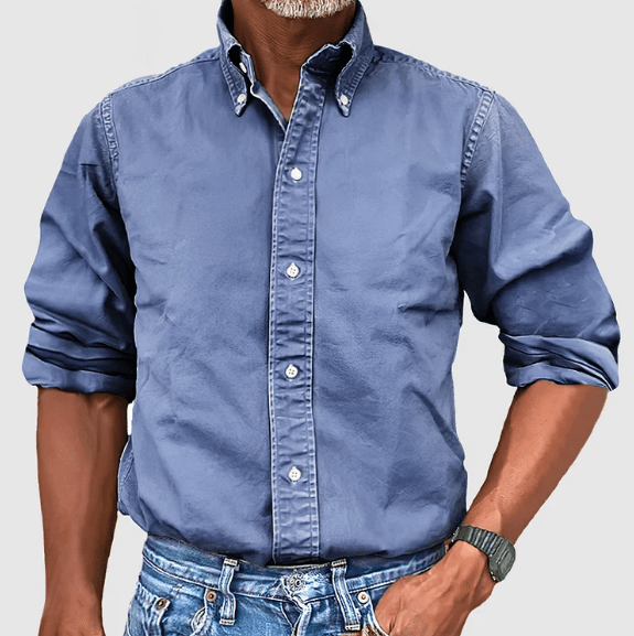 Mann in blauem Button-Down-Hemd und Jeans, lässiger Stil, Mode für Herren.
