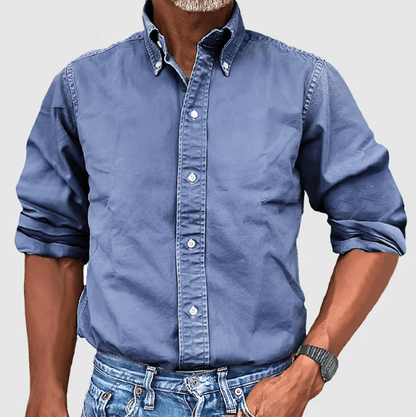 Mann in blauem Button-Down-Hemd und Jeans, lässiger Stil, Mode für Herren.