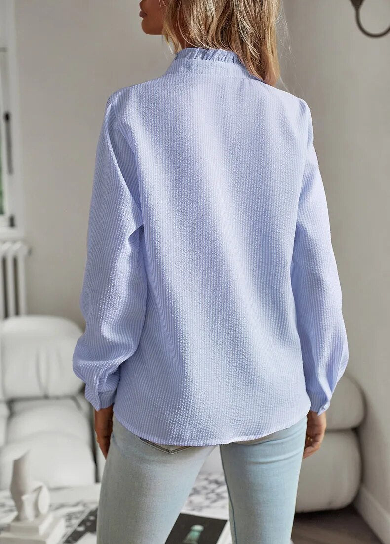 Frau in hellblauer Bluse, Rückansicht, lässig, modisch, langärmelig, Wohnzimmer.
