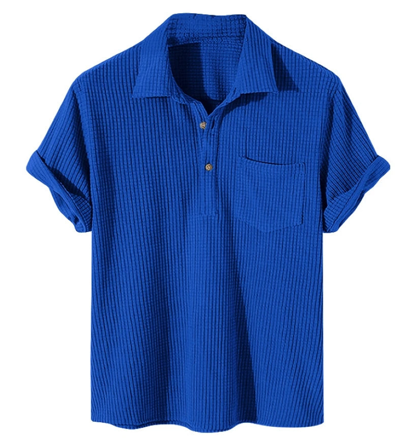 Blaues Herren-Poloshirt, gerippt, Baumwolle, kurzärmelig, mit Knopfleiste und Brusttasche.