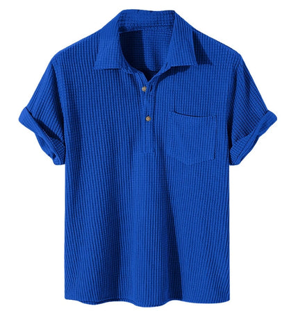 Blaues Herren-Poloshirt, gerippt, Baumwolle, kurzärmelig, mit Knopfleiste und Brusttasche.