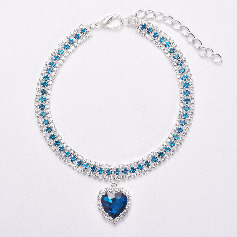 Silbernes Armband mit blauen Kristallen und herzförmigem Anhänger, eleganter Schmuck.