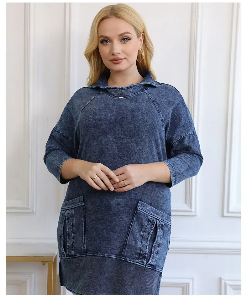Frau in blauem Jeanskleid mit Taschen, lässige Mode, Damenbekleidung, Herbsttrends.