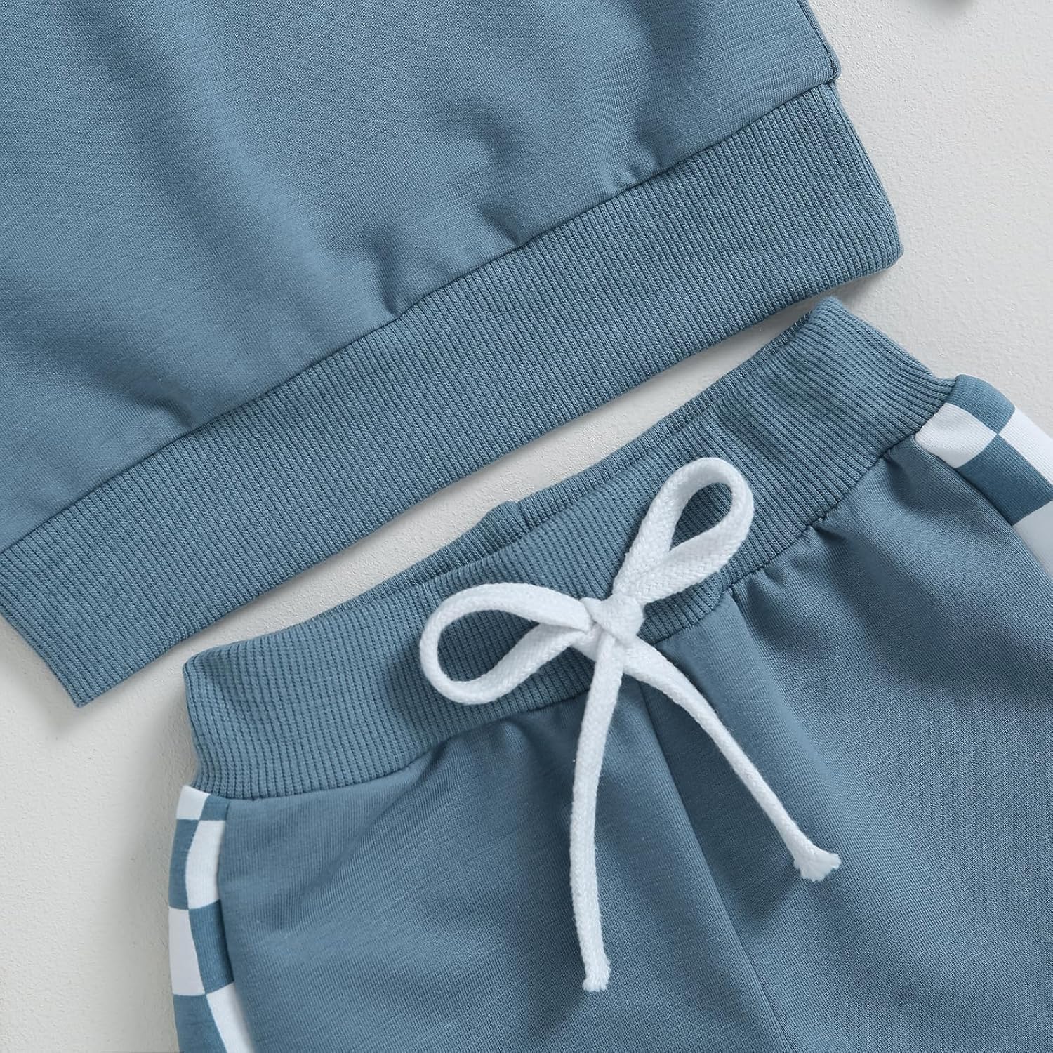 Blauer Kinder-Trainingsanzug mit Kordelzug, gestreifte Details, Baumwolle, bequem, modisch.