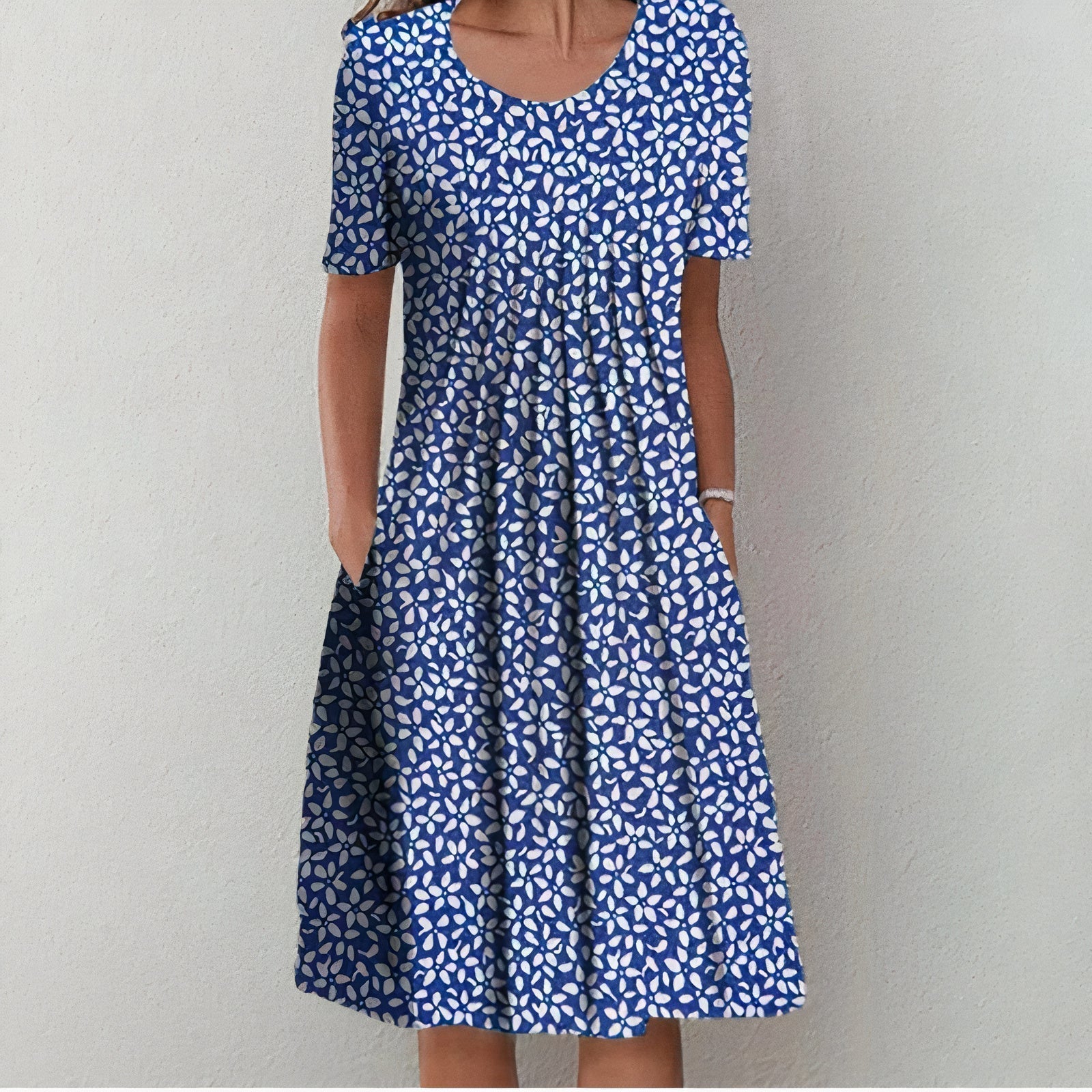 Blaues Sommerkleid mit weißem Blumenmuster, knielang, kurzärmelig, lässig, Damenmode.