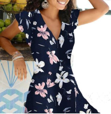 Frau in blauem Blumenkleid, Sommermode, V-Ausschnitt, Freizeitkleidung, florales Design.