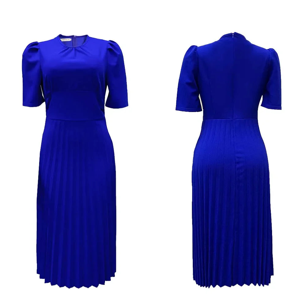 Kobaltblaues Damenkleid, knielang, mit Faltenrock und kurzen Ärmeln, elegant und modern.