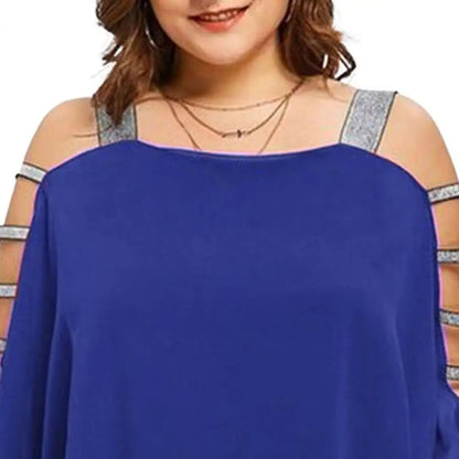Frau in blauem schulterfreiem Kleid mit silbernen Trägern, lächelnd, modisch, elegant.