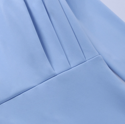 Blaues Kleid aus Baumwolle, elegantes Design, Falten, Damenmode, hochwertiger Stoff.
