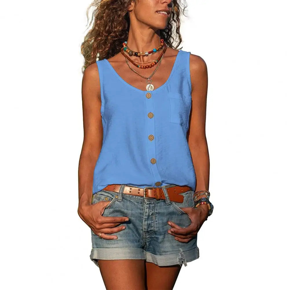 Frau in blauem ärmellosen Top mit Knöpfen, Jeansshorts, braunem Gürtel, modische Sommerkleidung.
