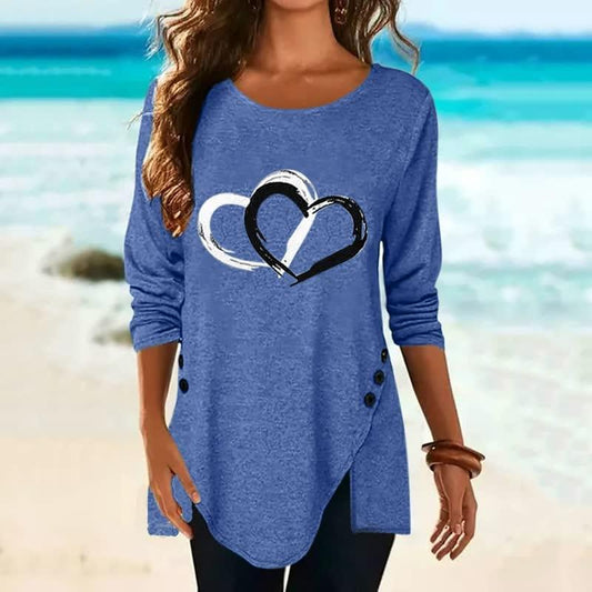 Damenbluse blau mit Herzmotiv, Langarm, Knopfleiste, Strandhintergrund, Freizeitmode.