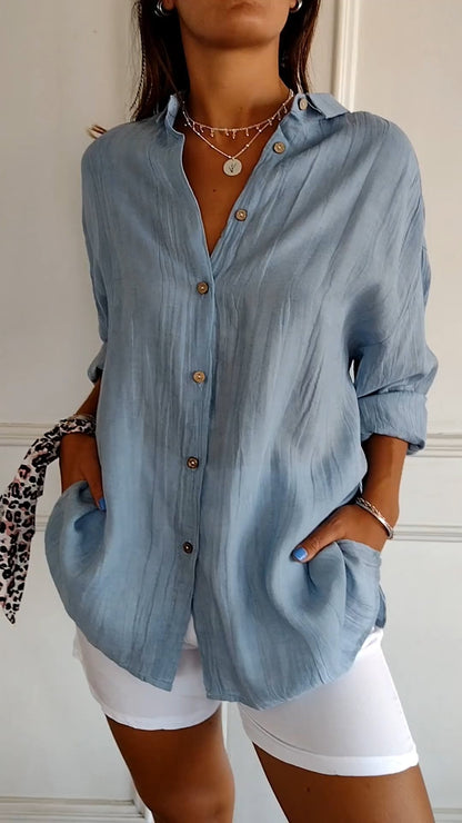 Damenbluse aus Leinen, hellblau, langärmlig, Knopfleiste, lässiger Stil, Sommermode.