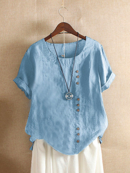 Hellblaues Leinenhemd mit Knopfleiste und Halskette, Damenmode, lässig, Sommerbekleidung.