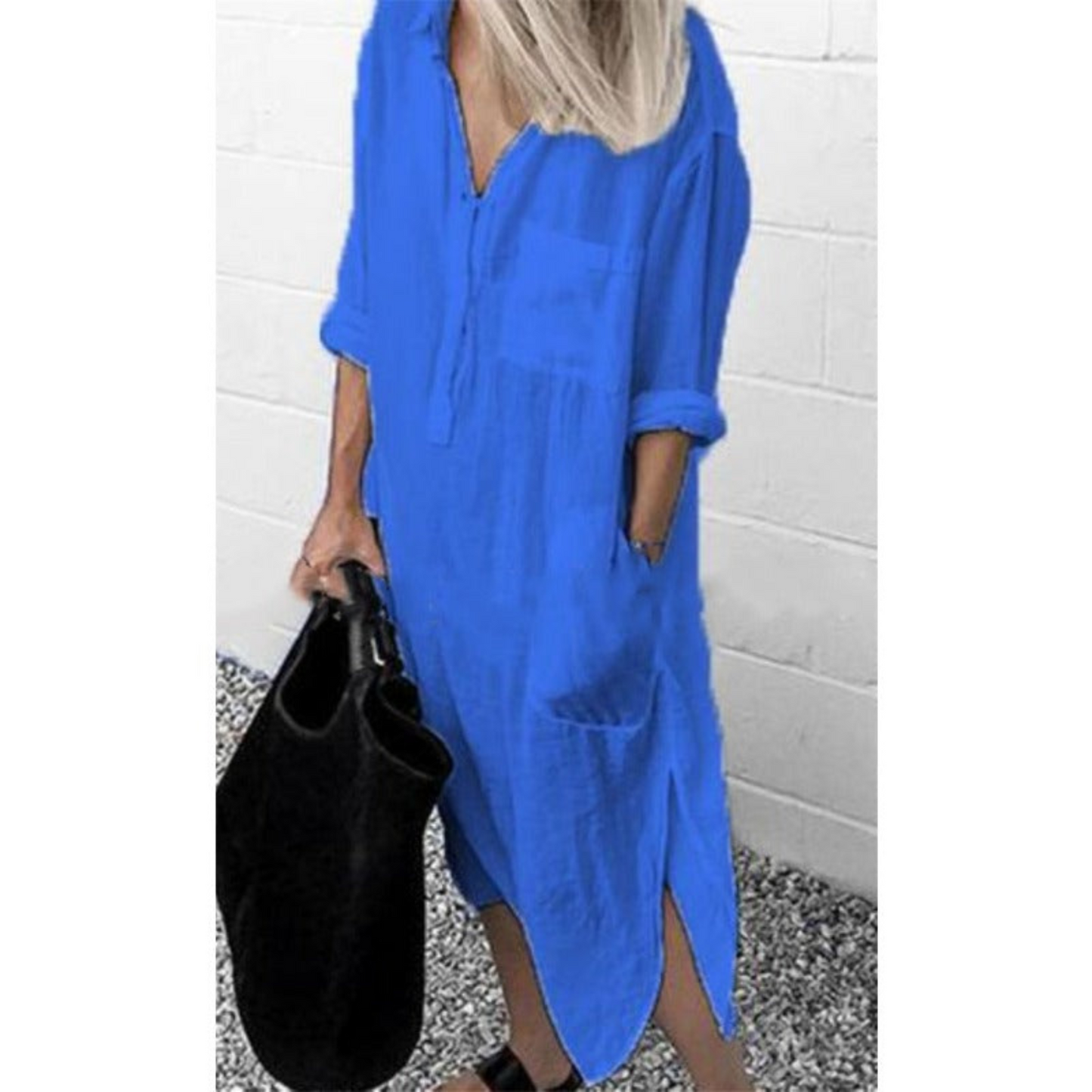 Frau in blauem Leinenkleid mit Taschen, schwarze Tasche, Sommermode, lässiger Stil.