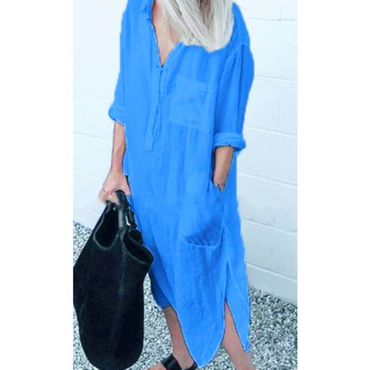 Frau in blauem Leinenkleid mit Tasche, Sommermode, lässiger Stil, knielang, V-Ausschnitt.