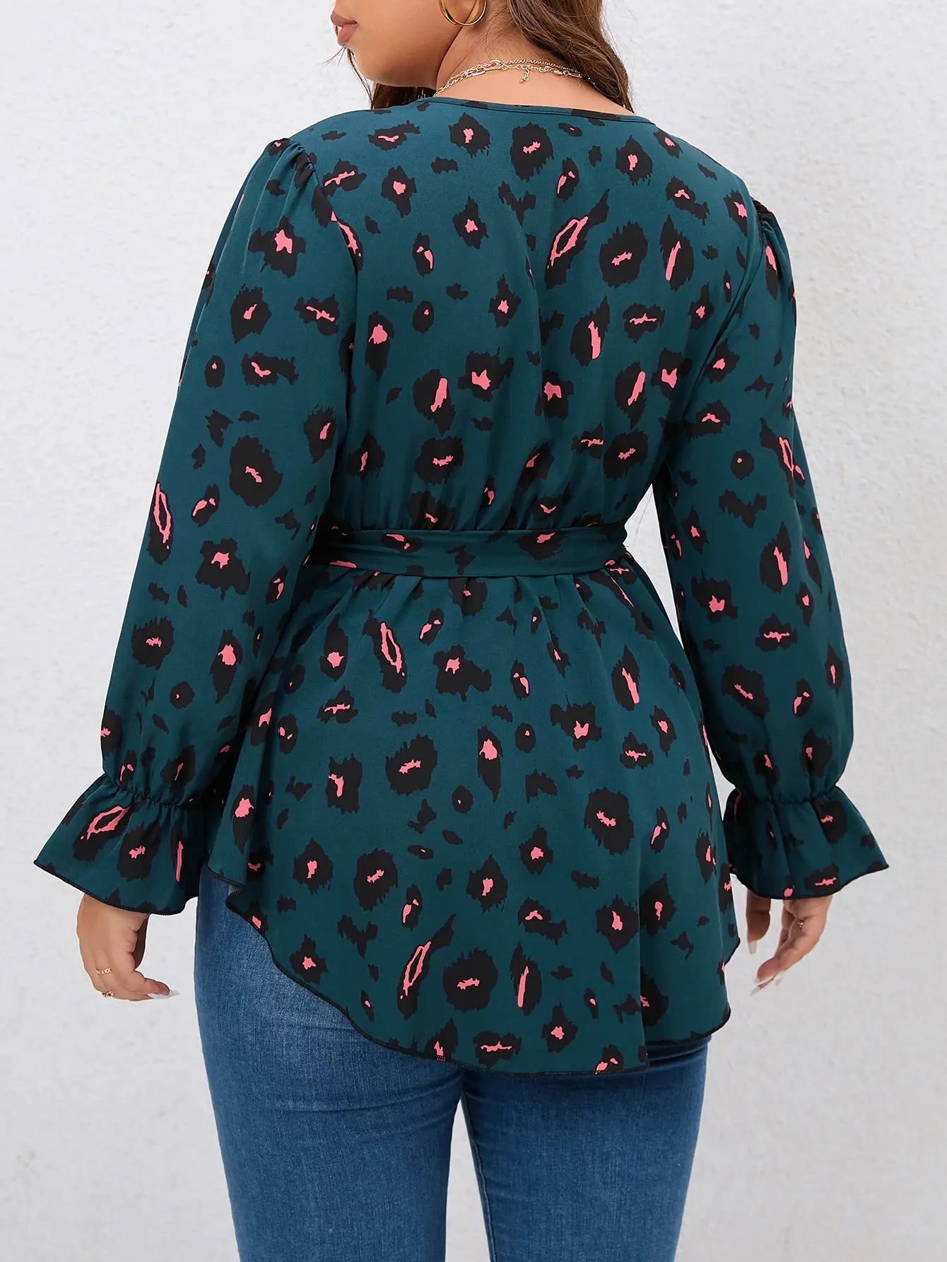 Damenbluse grün mit Leopardenmuster, lange Ärmel, tailliert, modisch, elegant.